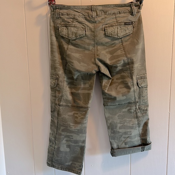 SANCTUARY CAMO CARGO CAPRIS PANT - Size 28 - Adjustable Length - Great condition - Picture 2 of 16